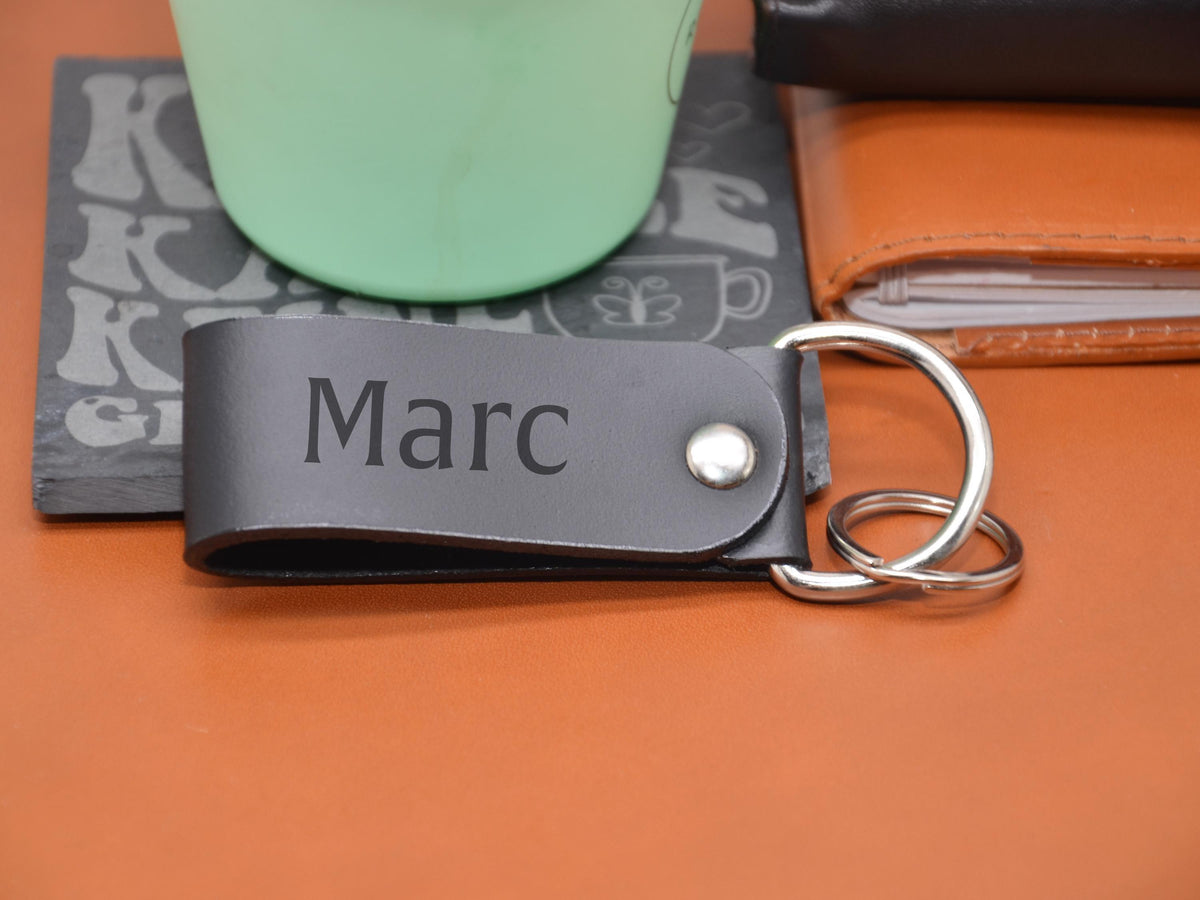 Monogramm-Schlüsselanhänger. Personalisierter Schlüsselanhänger mit Gravur. Geschenk zum Vatertag, Geschenk für ihn. Geburtstagsgeschenk.
