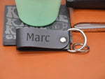 Monogramm-Schlüsselanhänger. Personalisierter Schlüsselanhänger mit Gravur. Geschenk zum Vatertag, Geschenk für ihn. Geburtstagsgeschenk.