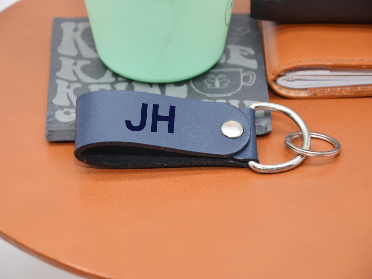 Monogramm-Schlüsselanhänger. Personalisierter Schlüsselanhänger mit Gravur. Geschenk zum Vatertag, Geschenk für ihn. Geburtstagsgeschenk.