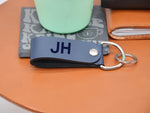 Monogramm-Schlüsselanhänger. Personalisierter Schlüsselanhänger mit Gravur. Geschenk zum Vatertag, Geschenk für ihn. Geburtstagsgeschenk.