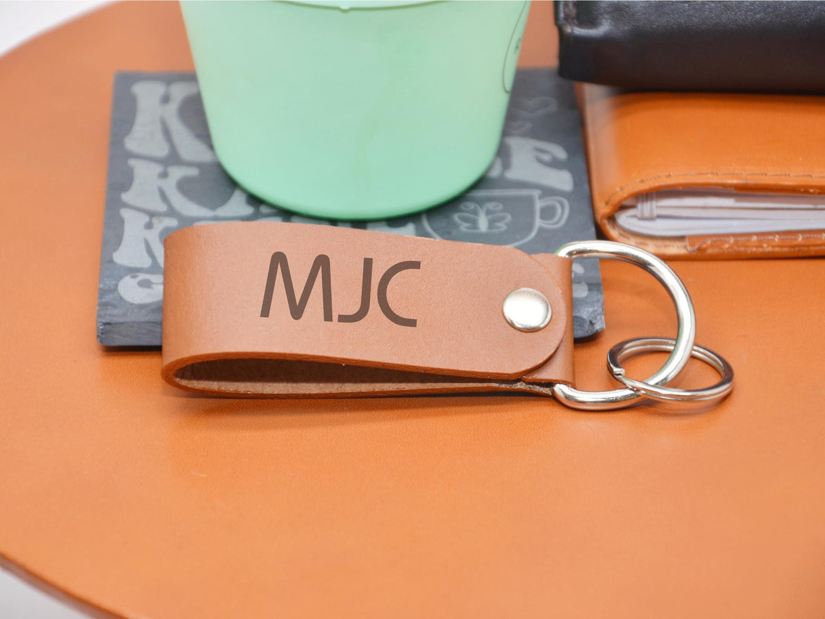 Monogramm-Schlüsselanhänger. Personalisierter Schlüsselanhänger mit Gravur. Geschenk zum Vatertag, Geschenk für ihn. Geburtstagsgeschenk.