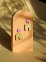 Kleine Squishy Arch Bogen Ohrringe in flieder beige