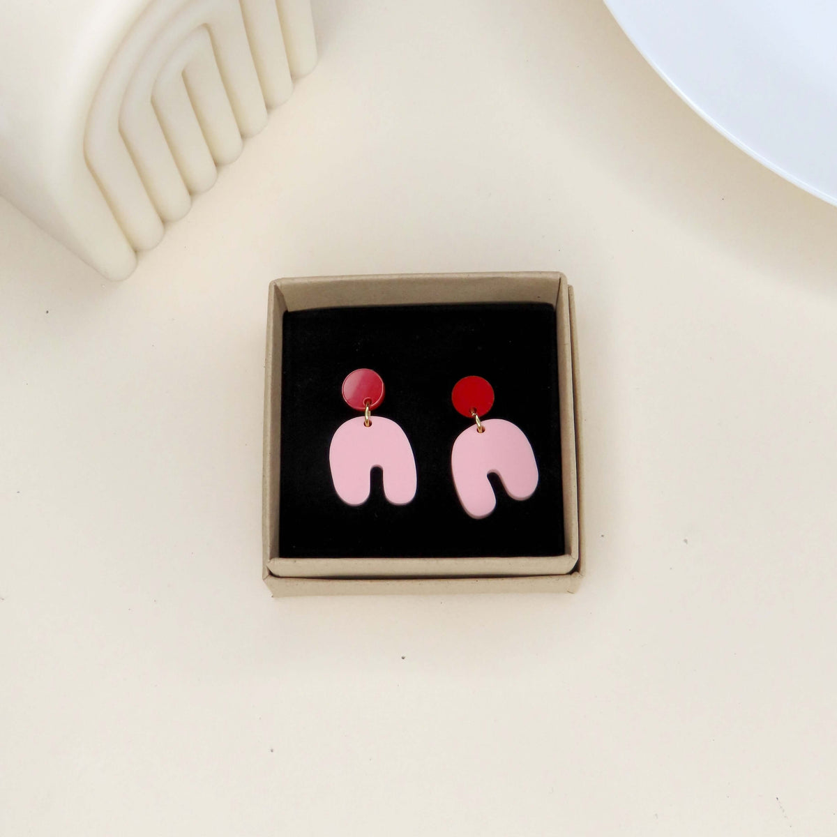Kleine Squishy Arch Bogen Ohrringe in rot hellrosa