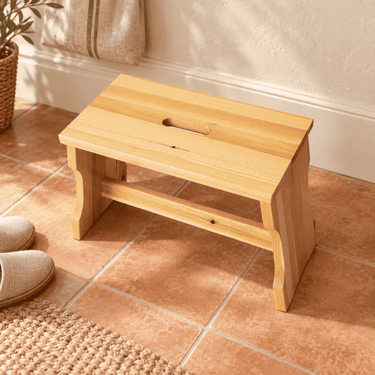 Leo Hocker Kiefer Massivholz | Klassischer Hocker Schemel aus 100% Bio Holz Namma Markt