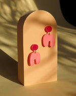 Kleine Squishy Arch Bogen Ohrringe in pink himbeer