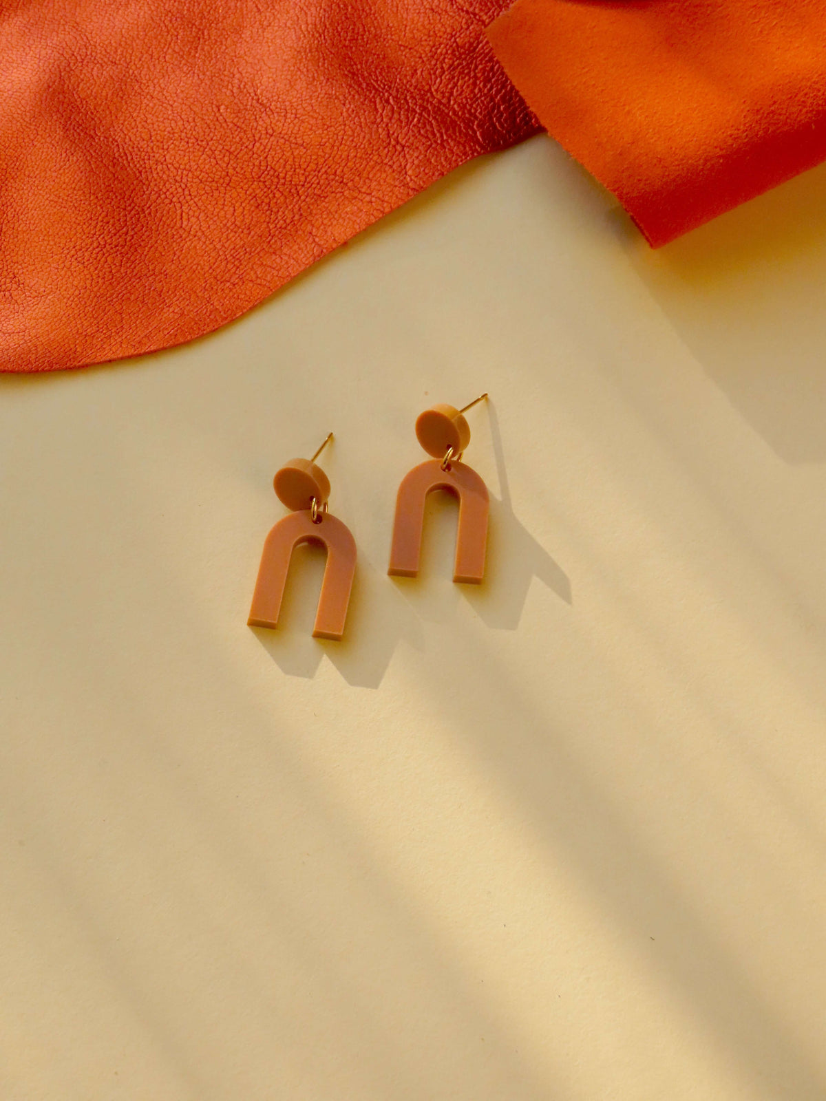 Mini Arch Acryl Ohrringe mit Edelstahlstecker in terracotta