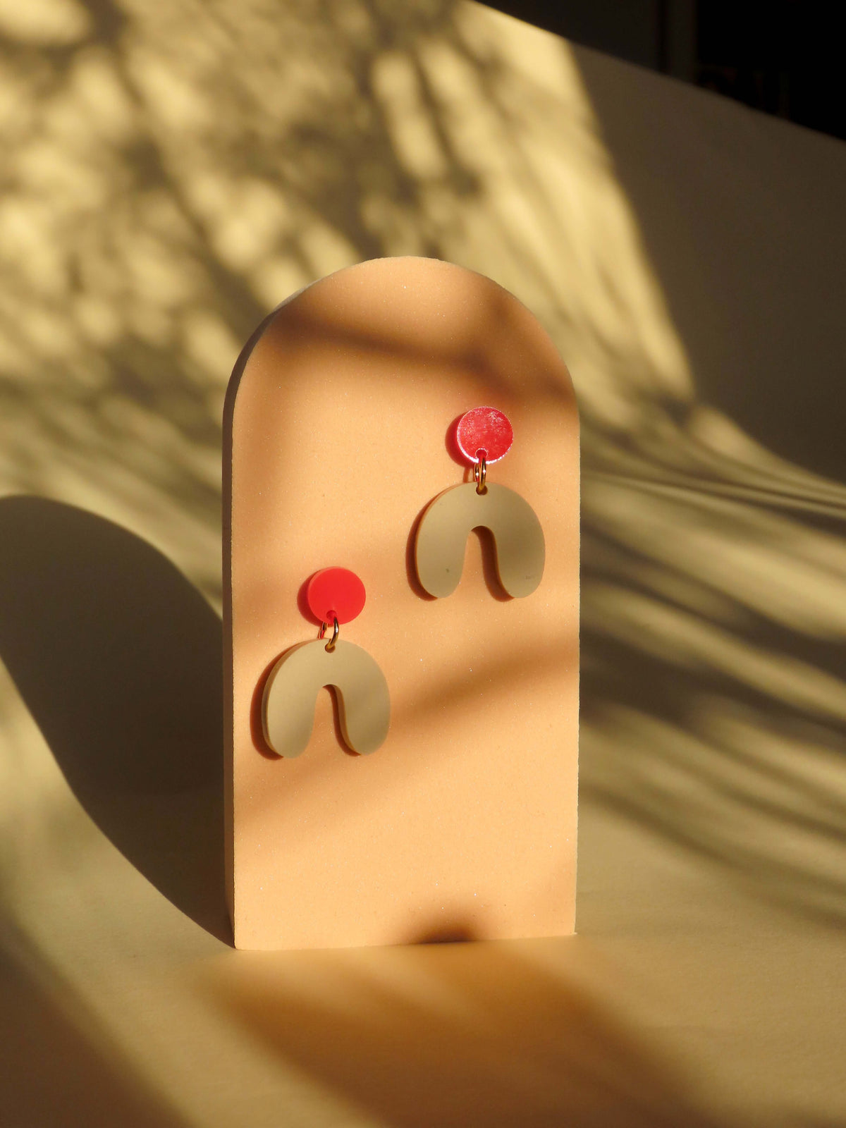 Kleine Arch Bogen Ohrringe in feuerrot beige