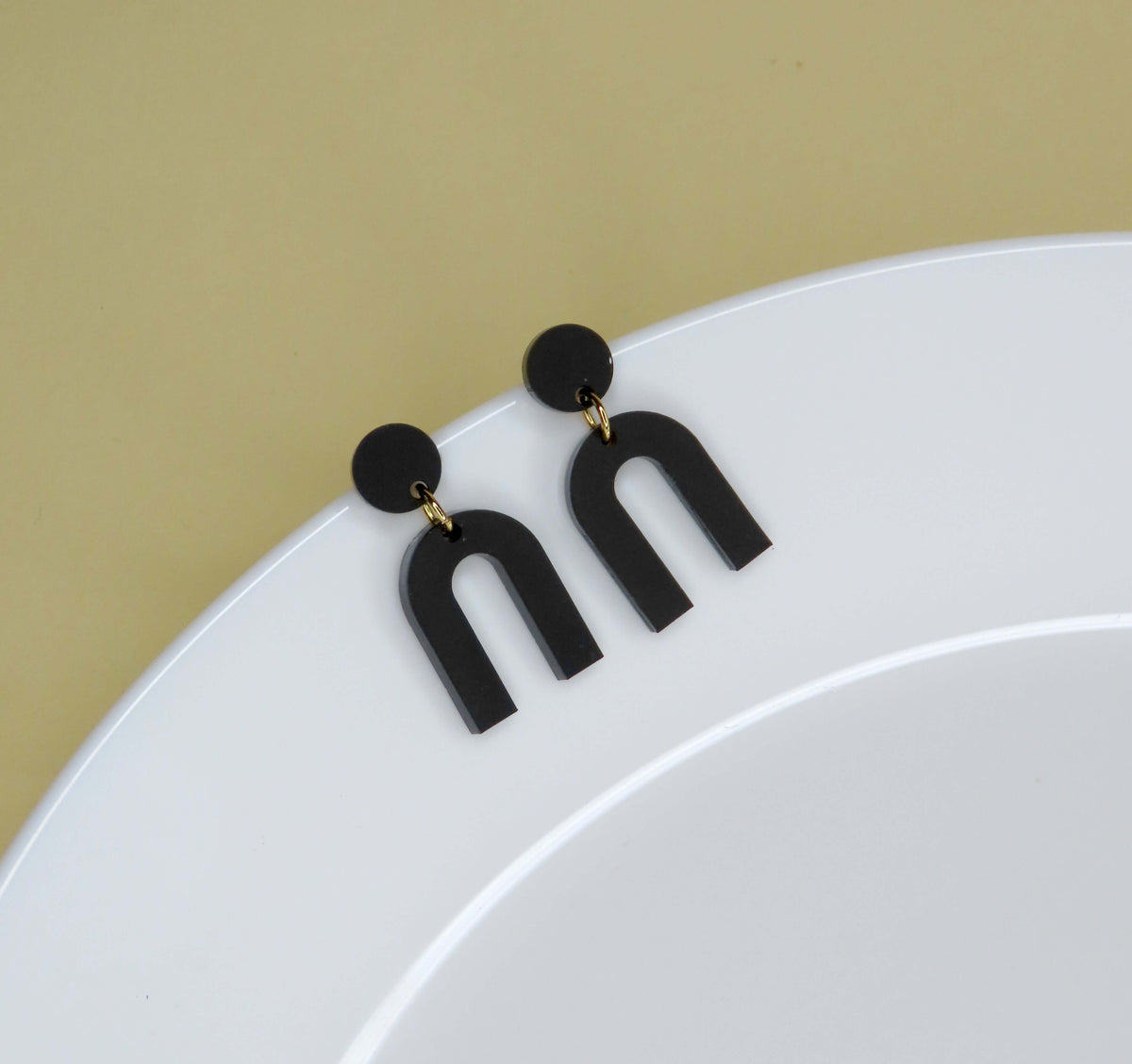 Mini Arch Acryl Ohrringe mit Edelstahlstecker in schwarz