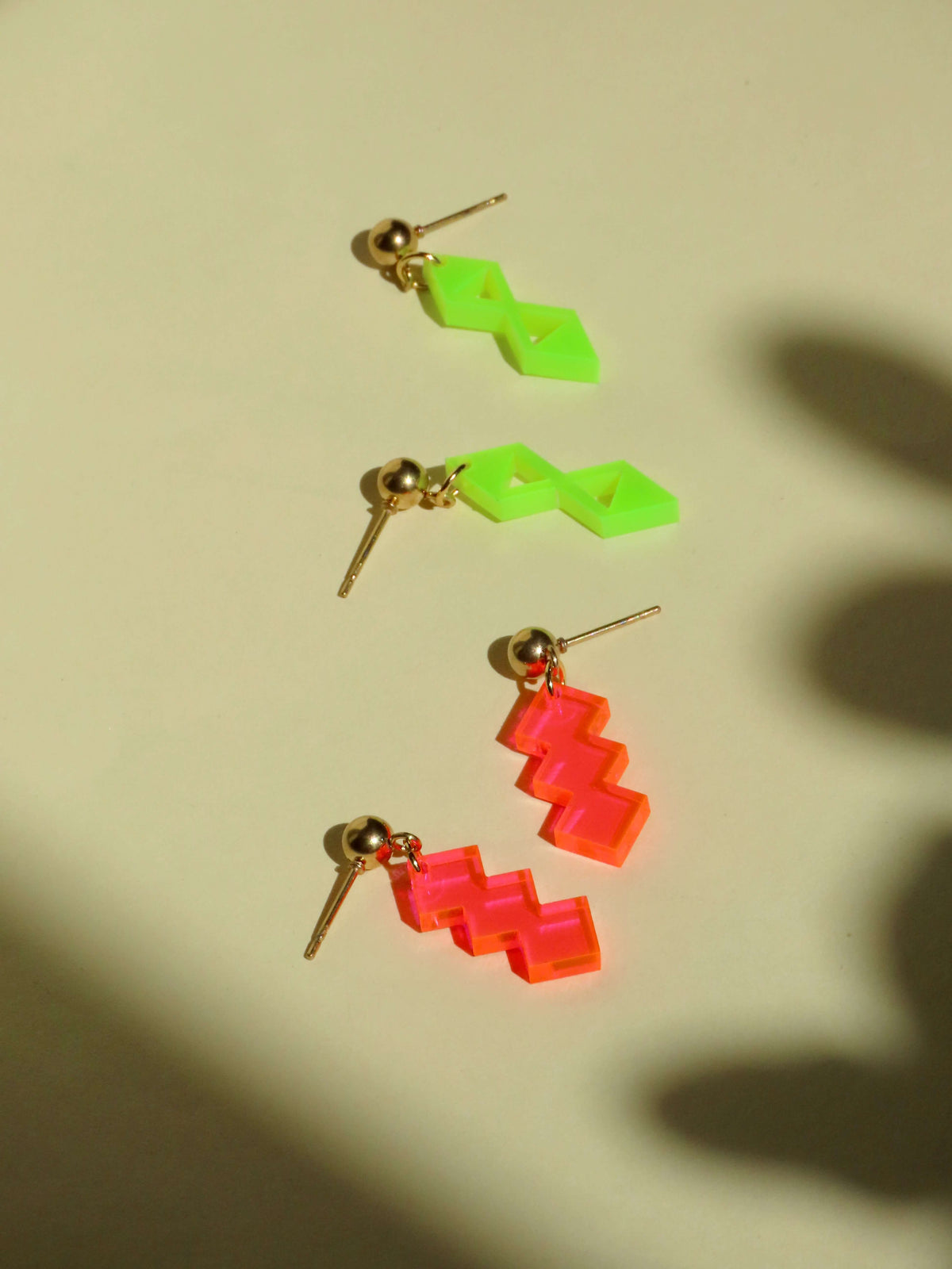 Zickzack Neon-Pinke Acryl Statement Ohrhänger