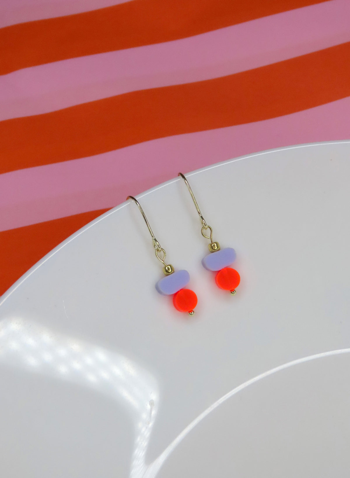 Color Treats Ohrringe neon flieder mit gold filled Elementen