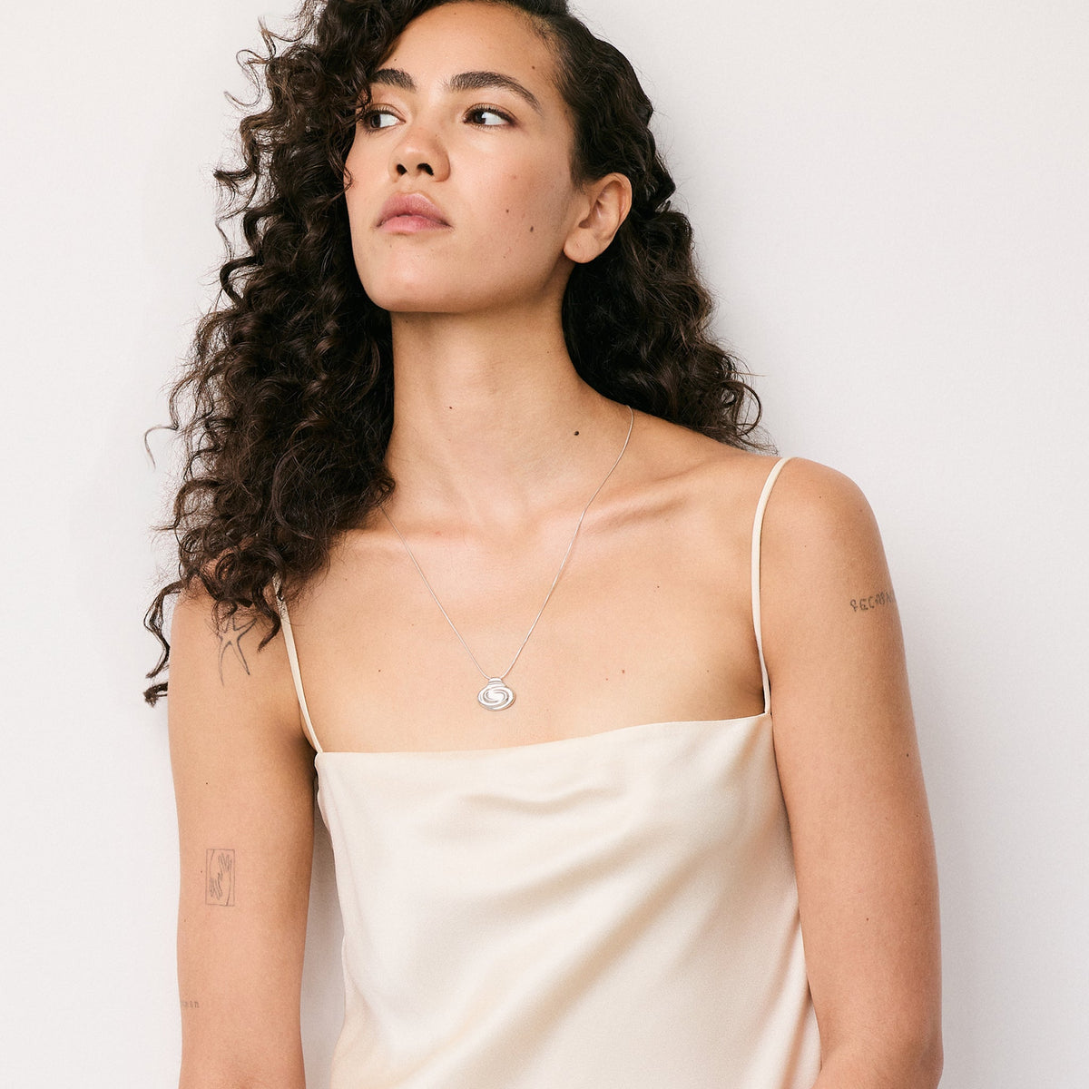 ONDINE ROUND PENDANT NECKLACE SILVER