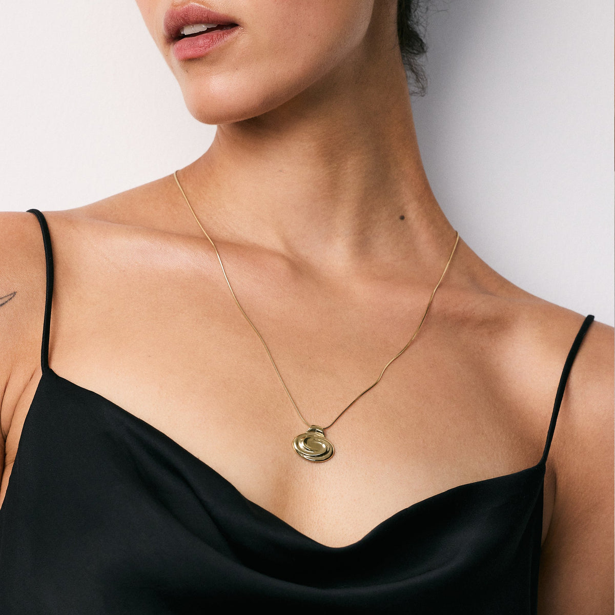 ONDINE ROUND PENDANT NECKLACE GOLD