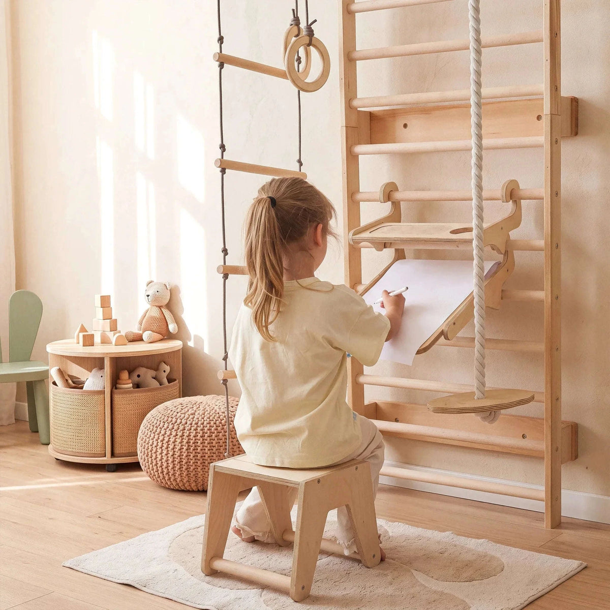 Staffelei mit Kinderstuhl – Perfekt für Indoor Klettergerüst Namma Markt