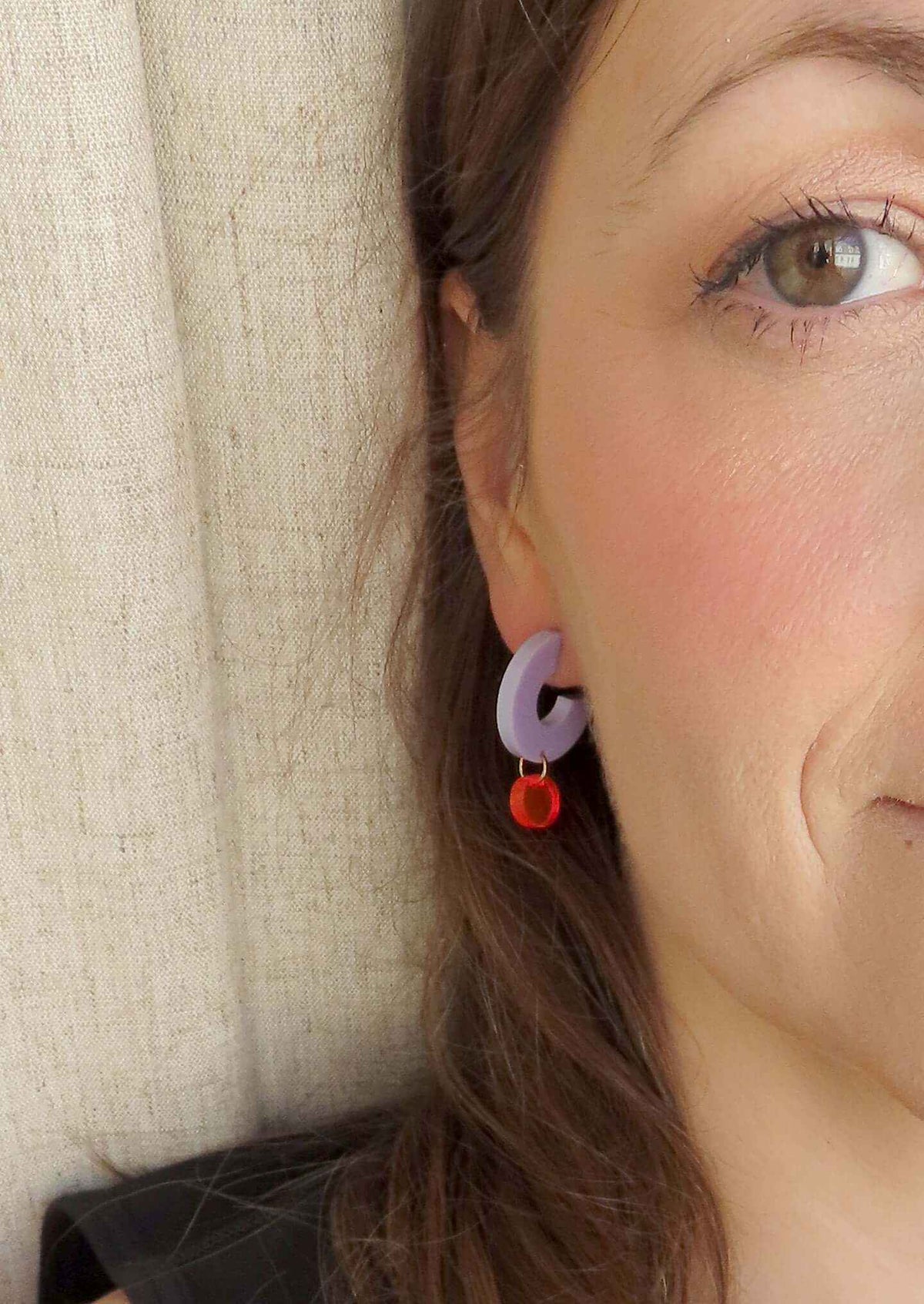 Creolen Silva aus Acryl und Edelstahl in neon gelb und tiefblau
