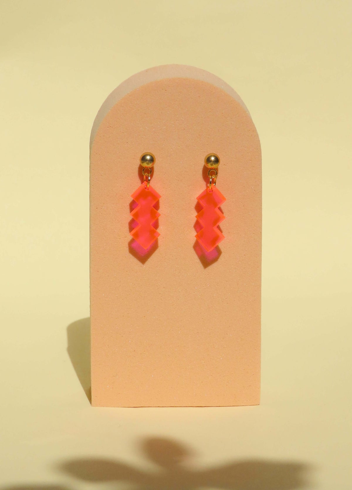 Zickzack Neon-Pinke Acryl Statement Ohrhänger