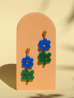 Statement-Ohrringe Blume & Blatt – Frühlingshafte Blumenohrringe in Blau und Grün