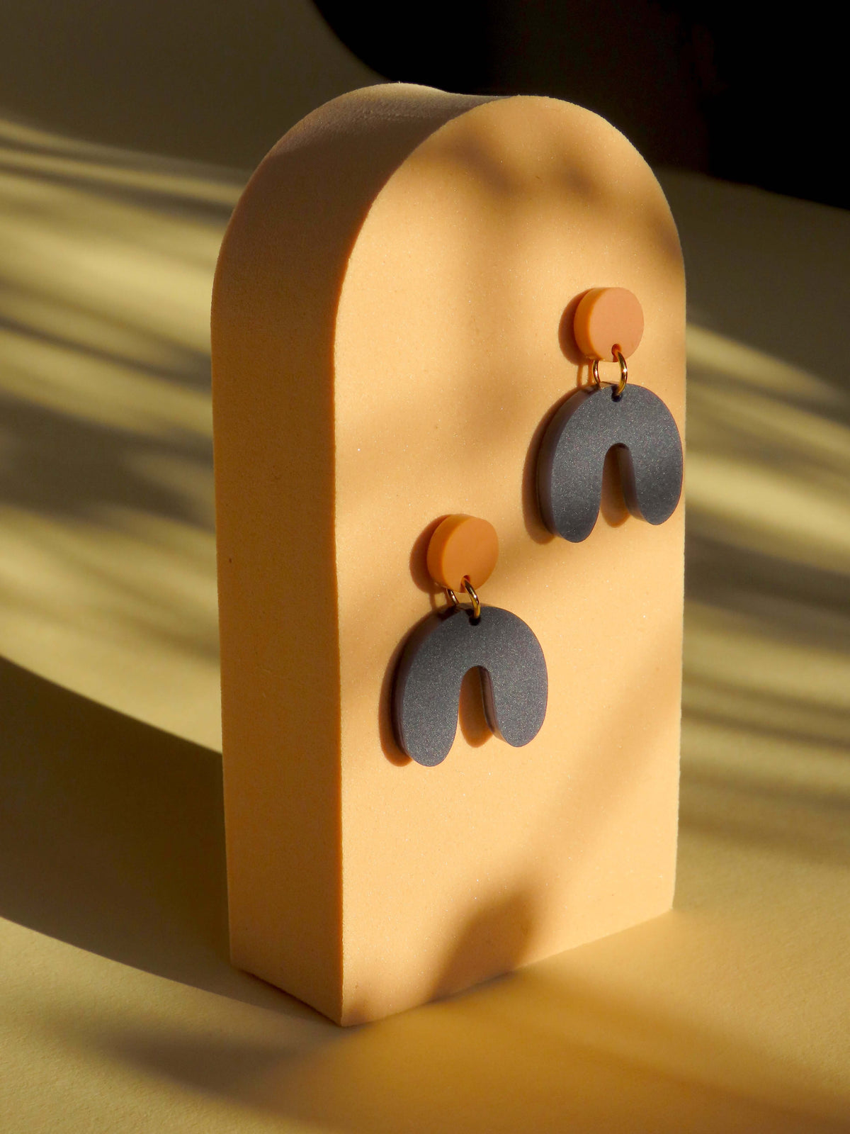 Kleine Arch Bogen Ohrringe in terracotta dunkelblau