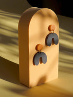 Kleine Arch Bogen Ohrringe in terracotta dunkelblau