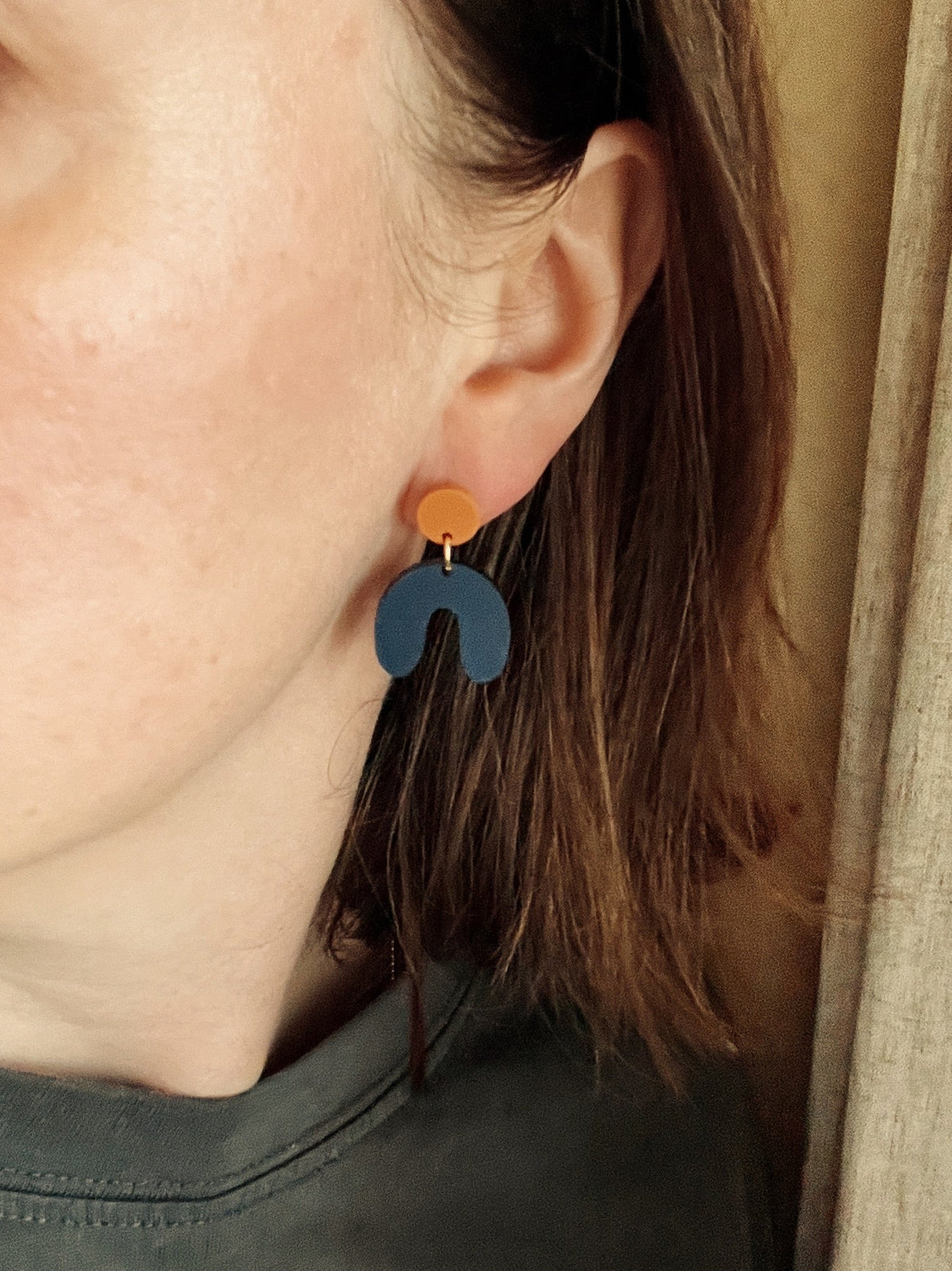 Kleine Arch Bogen Ohrringe in terracotta dunkelblau