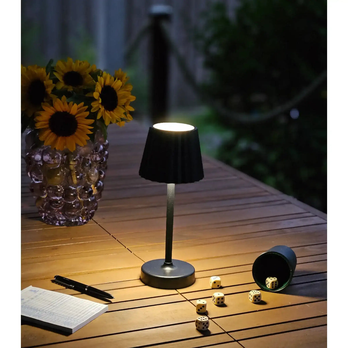 Tischleuchte Lampe Leuchte LED weiß schwarz Batterie Leselampe Nachttischlampe