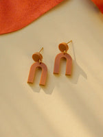 Mini Arch Acryl Ohrringe mit Edelstahlstecker in terracotta