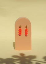 Zickzack Neon-Pinke Acryl Statement Ohrhänger